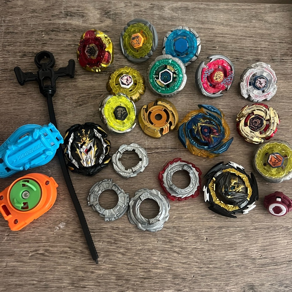 Set of Beyblades and Launcher Metal and Plastic